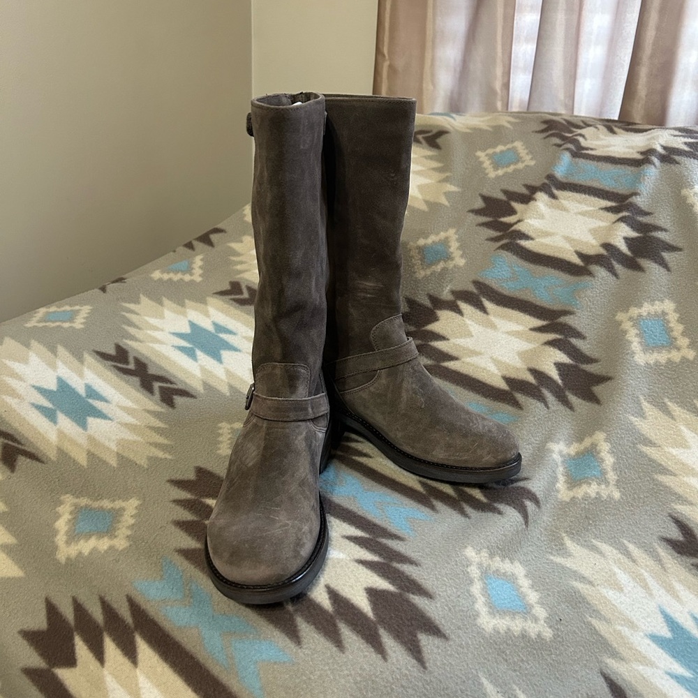 La CANADIENNE Grey Suede Boots